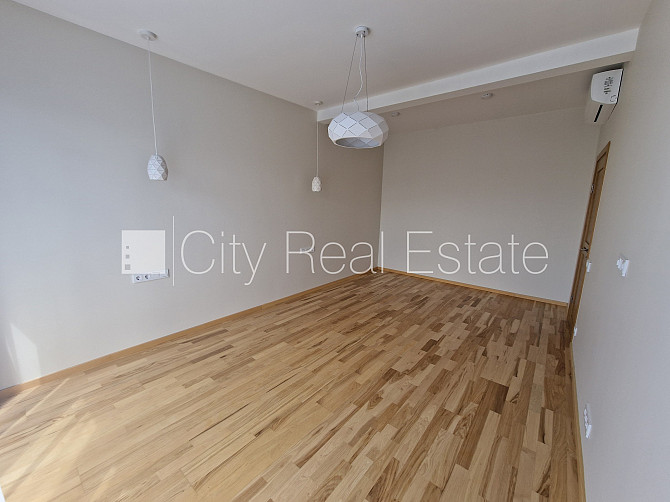 Здание во дворе, реновированный дом, благоустроенный озеленённый двор, Рига - изображение 9