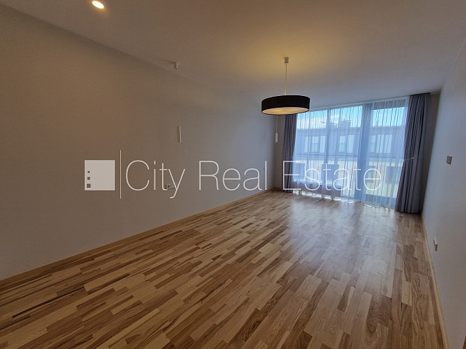 Здание во дворе, реновированный дом, благоустроенный озеленённый двор, Рига - изображение 5