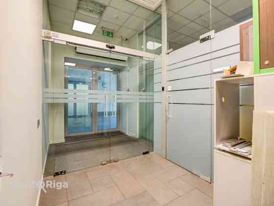 Сдается в аренду офисное помещение на пересечении улиц Мuitas и Citadeles, на 1-м этаже, с Рига
