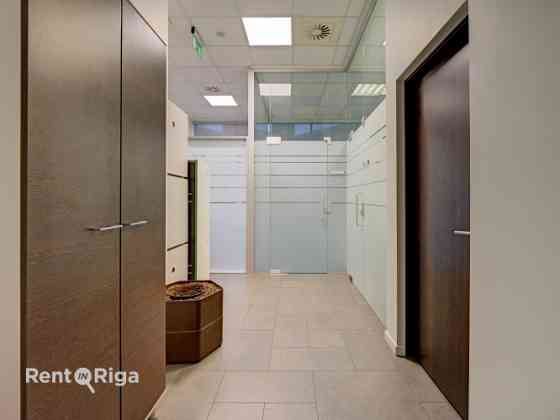 Сдается в аренду офисное помещение на пересечении улиц Мuitas и Citadeles, на 1-м этаже, с Рига