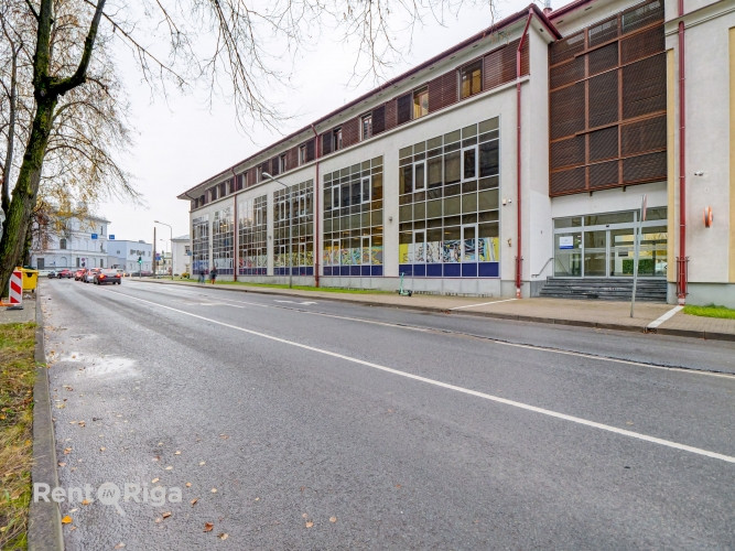 Iznomā biroja telpas Muitas un Citadeles ielu krustojumā, 1. stāvā, ar atsevišķu ieeju. Rīga - foto 1