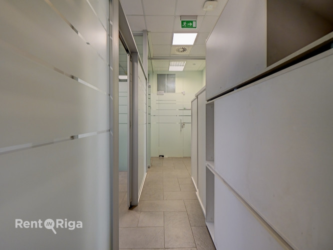 Iznomā biroja telpas Muitas un Citadeles ielu krustojumā, 1. stāvā, ar atsevišķu ieeju. Rīga - foto 5