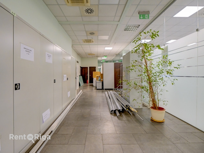 Iznomā biroja telpas Muitas un Citadeles ielu krustojumā, 1. stāvā, ar atsevišķu ieeju. Rīga - foto 7