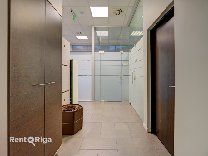 Iznomā biroja telpas Muitas un Citadeles ielu krustojumā, 1. stāvā, ar atsevišķu ieeju. Rīga - foto 2