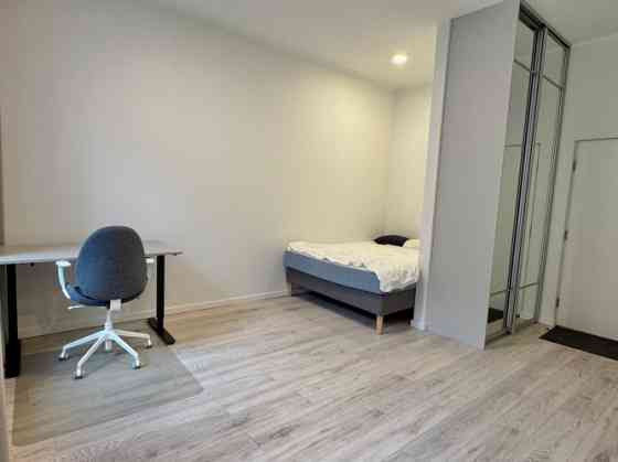 Меблированная студия в Тихом центре с высокими потолками.  Квартира расположена Rīga