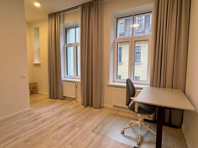 Mēbelēts Studio dzīvoklis Klusajā Centrā ar augstiem griestiem.  Tas atrodās restaurētā Rīga - foto 3