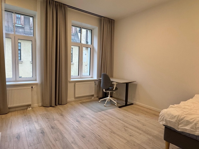 Mēbelēts Studio dzīvoklis Klusajā Centrā ar augstiem griestiem.  Tas atrodās restaurētā Rīga - foto 1