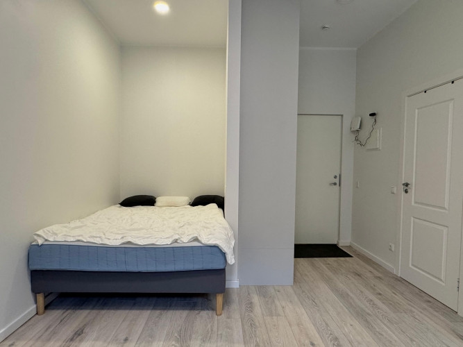 Mēbelēts Studio dzīvoklis Klusajā Centrā ar augstiem griestiem.  Tas atrodās restaurētā Rīga - foto 2