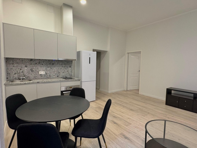 Izīrē plašu mēbelētu 2-istabu dzīvokli Rīgas prestižajā Klusajā centrā.  Dzīvoklim ir Rīga - foto 4