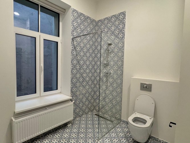 Izīrē plašu mēbelētu 2-istabu dzīvokli Rīgas prestižajā Klusajā centrā.  Dzīvoklim ir Rīga - foto 9