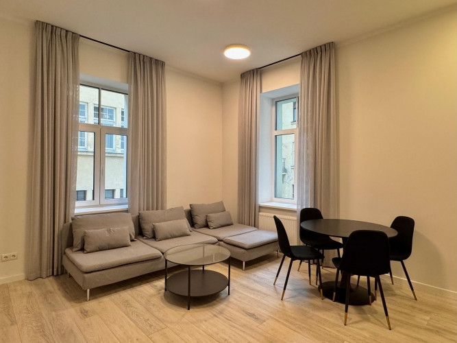 Izīrē plašu mēbelētu 2-istabu dzīvokli Rīgas prestižajā Klusajā centrā.  Dzīvoklim ir Rīga - foto 1