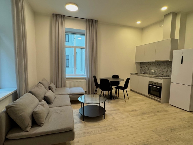 Izīrē plašu mēbelētu 2-istabu dzīvokli Rīgas prestižajā Klusajā centrā.  Dzīvoklim ir Rīga - foto 3