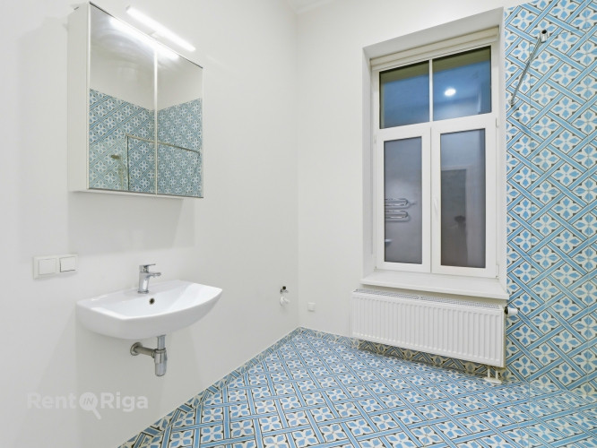 Mеблированная 2-комнатная квартира в Тихом центре Риги.  Квартира с высокими Рига - изображение 18