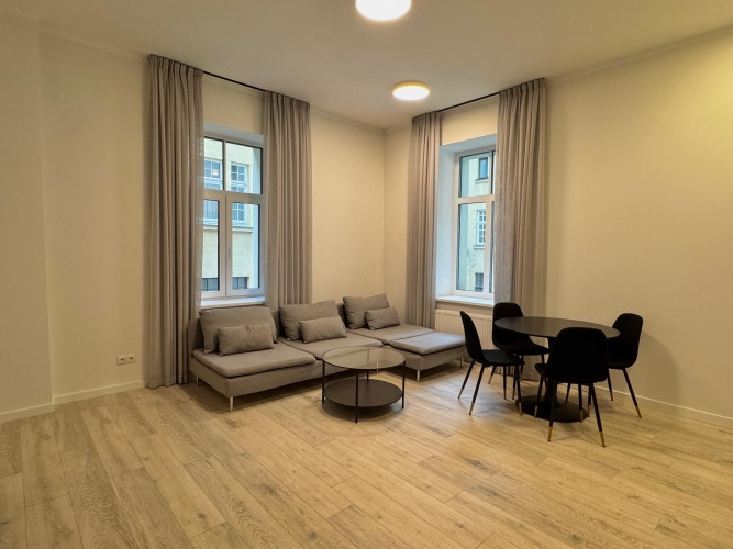 Izīrē plašu mēbelētu 2-istabu dzīvokli Rīgas prestižajā Klusajā centrā.  Dzīvoklim ir Rīga - foto 2