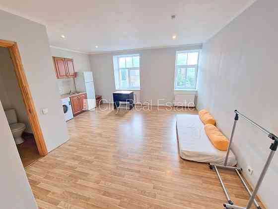 Здание во дворе, подъездная дорога покрыта брущаткoй, закрытый двор, вход со Рига