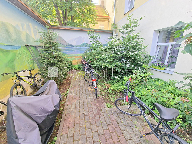 Pagalma ēka, bruģēts piebraucamais ceļš, slēgts pagalms, ieeja no pagalma, mansards, ir Rīga - foto 11