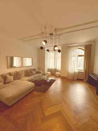 Продаётся элегантная, полностью меблированная 2-комнатная квартира в центре Риги Rīga