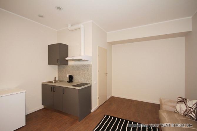 Tiek izīrēts gan ilgtermiņā, gan pa mēnešiem  -mēbelēts 1 istabas studio tipa dzīvoklis ar Rīga - foto 3