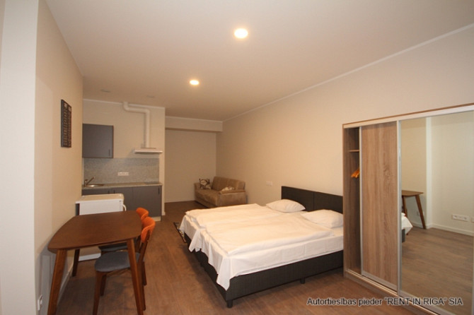 Tiek izīrēts gan ilgtermiņā, gan pa mēnešiem  -mēbelēts 1 istabas studio tipa dzīvoklis ar Rīga - foto 5