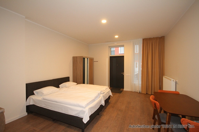 Tiek izīrēts gan ilgtermiņā, gan pa mēnešiem  -mēbelēts 1 istabas studio tipa dzīvoklis ar Rīga - foto 2