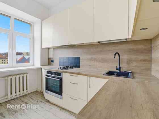 Dzīvoklis ar savu šarmu un auru.  Tā logi ir vērsti uz Sporta pils dārzi, kur vairāku gadu garumā ti Rīga