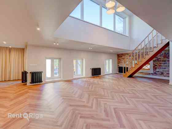 Trīs guļamistabu dzīvoklis ar terasi un stāvvietu.   Ilgtermiņā tiek izīrēts jauns un pilnībā renovē Рига
