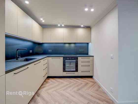 Trīs guļamistabu dzīvoklis ar terasi un stāvvietu.   Ilgtermiņā tiek izīrēts jauns un pilnībā renovē Рига