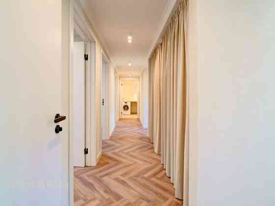 Trīs guļamistabu dzīvoklis ar terasi un stāvvietu.   Ilgtermiņā tiek izīrēts jauns un pilnībā renovē Рига