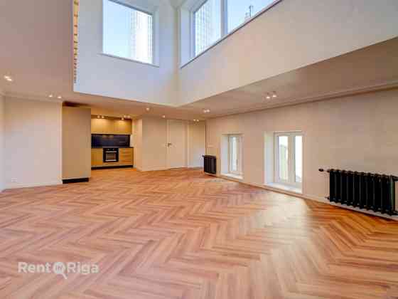 Trīs guļamistabu dzīvoklis ar terasi un stāvvietu.   Ilgtermiņā tiek izīrēts jauns un pilnībā renovē Рига