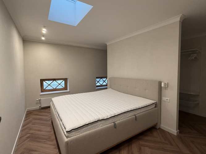 Trīs guļamistabu dzīvoklis ar terasi, stāvvietu un noliktavu.   Ilgtermiņā tiek izīrēts Rīga - foto 12