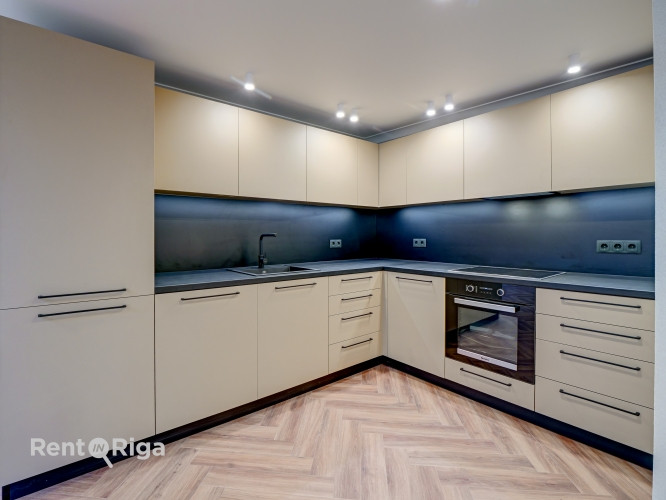 Trīs guļamistabu dzīvoklis ar terasi un stāvvietu.   Ilgtermiņā tiek izīrēts jauns un pilnībā renovē Рига - изображение 4