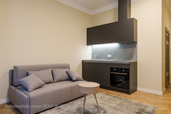 Mēbelēts Studio dzīvoklis Rīgas Centrā.  Tas atrodās restaurētā vēsturiskā jūgendstila Rīga - foto 5