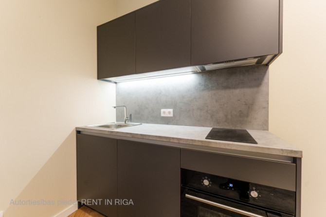 Mēbelēts Studio dzīvoklis Rīgas Centrā.  Tas atrodās restaurētā vēsturiskā jūgendstila Rīga - foto 6