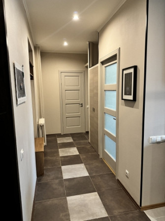 Dzīvoklis Rīgas centrā ar autostāvvietu!  Ilgtermiņā tiek izīrēts 3-istabu dzīvoklis, pēc Rīga - foto 2