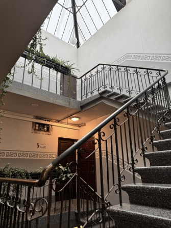 Dzīvoklis Rīgas centrā ar autostāvvietu!  Ilgtermiņā tiek izīrēts 3-istabu dzīvoklis, pēc Rīga - foto 1