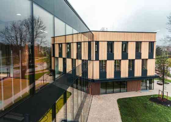 Biroja telpas A klases biroju ēkā Mežaparkā.  Telpas ir piemērotas salonam, veikalam vai birojam, un Rīga