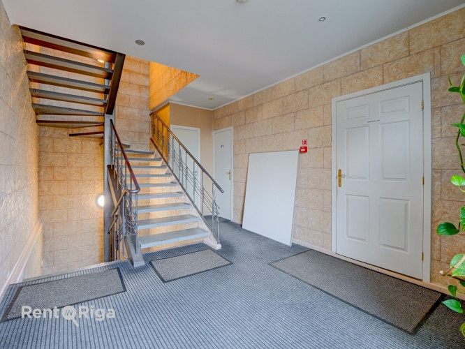 Atvērtā tipa birojs kopā ar savu virtuvi.  Piedāvājam nomai ērtu un funkcionālu biroja telpu Rīga - foto 6