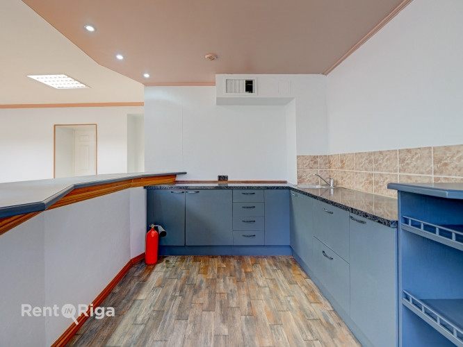 Atvērtā tipa birojs kopā ar savu virtuvi.  Piedāvājam nomai ērtu un funkcionālu biroja telpu Rīga - foto 2