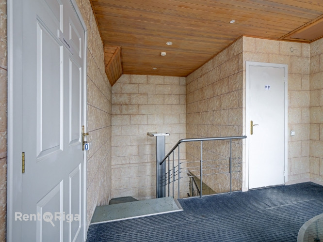 Офис на третьем этаже с двумя отдельными кабинетами и приёмной.  Предлагаем в Рига - изображение 8