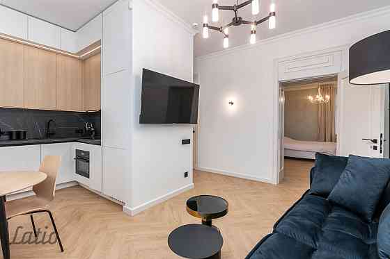 Lielisks 3 istabu dzīvoklis, 76  kv.m, 2/5 st., pirmskara laika māja, jauns lifts, gaumīgi iekārtots Rīga