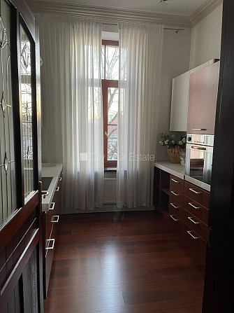 Pagalma māja, renovēta māja, labiekārtots apzaļumots pagalms, slēgts pagalms, kāpņu telpa Rīga - foto 16