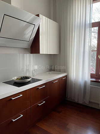 Pagalma māja, renovēta māja, labiekārtots apzaļumots pagalms, slēgts pagalms, kāpņu telpa Rīga - foto 15