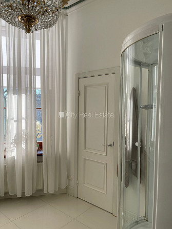 Pagalma māja, renovēta māja, labiekārtots apzaļumots pagalms, slēgts pagalms, kāpņu telpa Rīga - foto 18