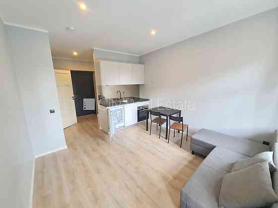 Фасадный дом, реновированный дом, закрытый двор, лестничная клетка после Рига