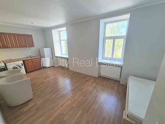 Дом во дворе, охраняемый двор, вход со двора, лифт, одна изолированная комната, Рига