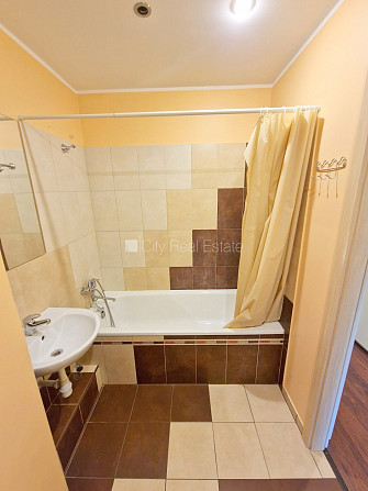 Земля в собственности, дом во дворе, кирпичные стены, благоустроенная Рига - изображение 14