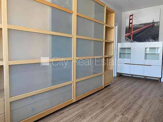 Фасадный дом, благоустроенный озеленённый двор, подъездная дорога покрыта Рига