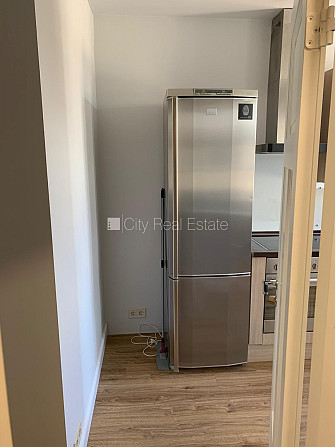 Fasādes māja, labiekārtots apzaļumots pagalms, bruģēts piebraucamais ceļš, slēgta Rīga - foto 12