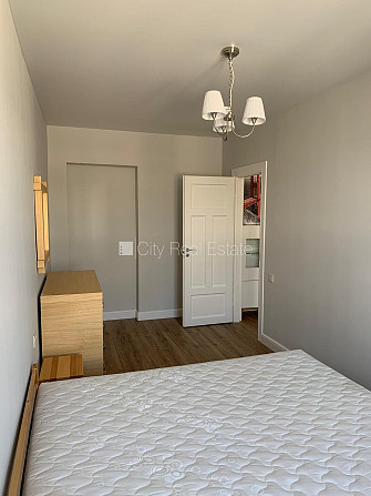 Fasādes māja, labiekārtots apzaļumots pagalms, bruģēts piebraucamais ceļš, slēgta Rīga - foto 1