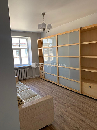 Fasādes māja, labiekārtots apzaļumots pagalms, bruģēts piebraucamais ceļš, slēgta Rīga - foto 5